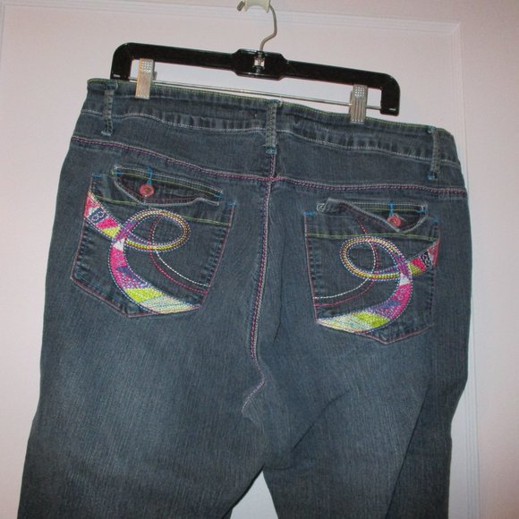 Embroidered & Applique Crop Jeans Plus 20W - Picture 6 of 9